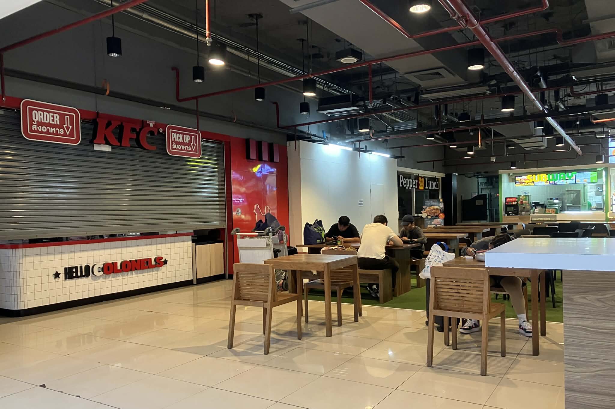 深夜のMagic Gardenフードコートの様子