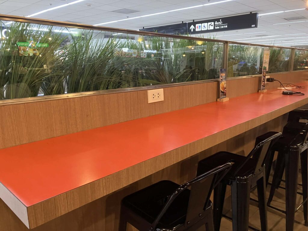 ドンムアン空港4階カウンター席とコンセント