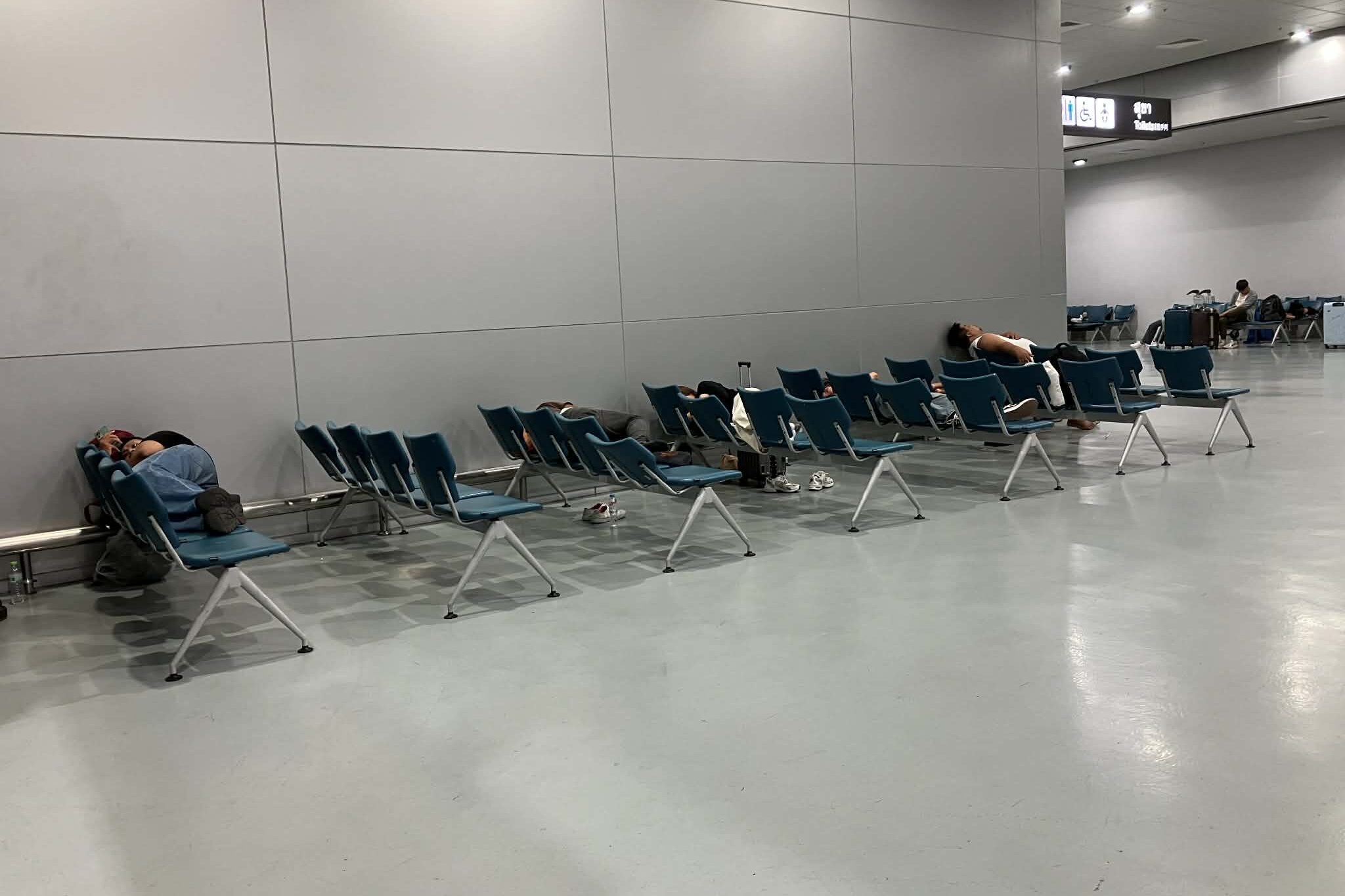 ドンムアン空港 到着フロアで仮眠する旅行者