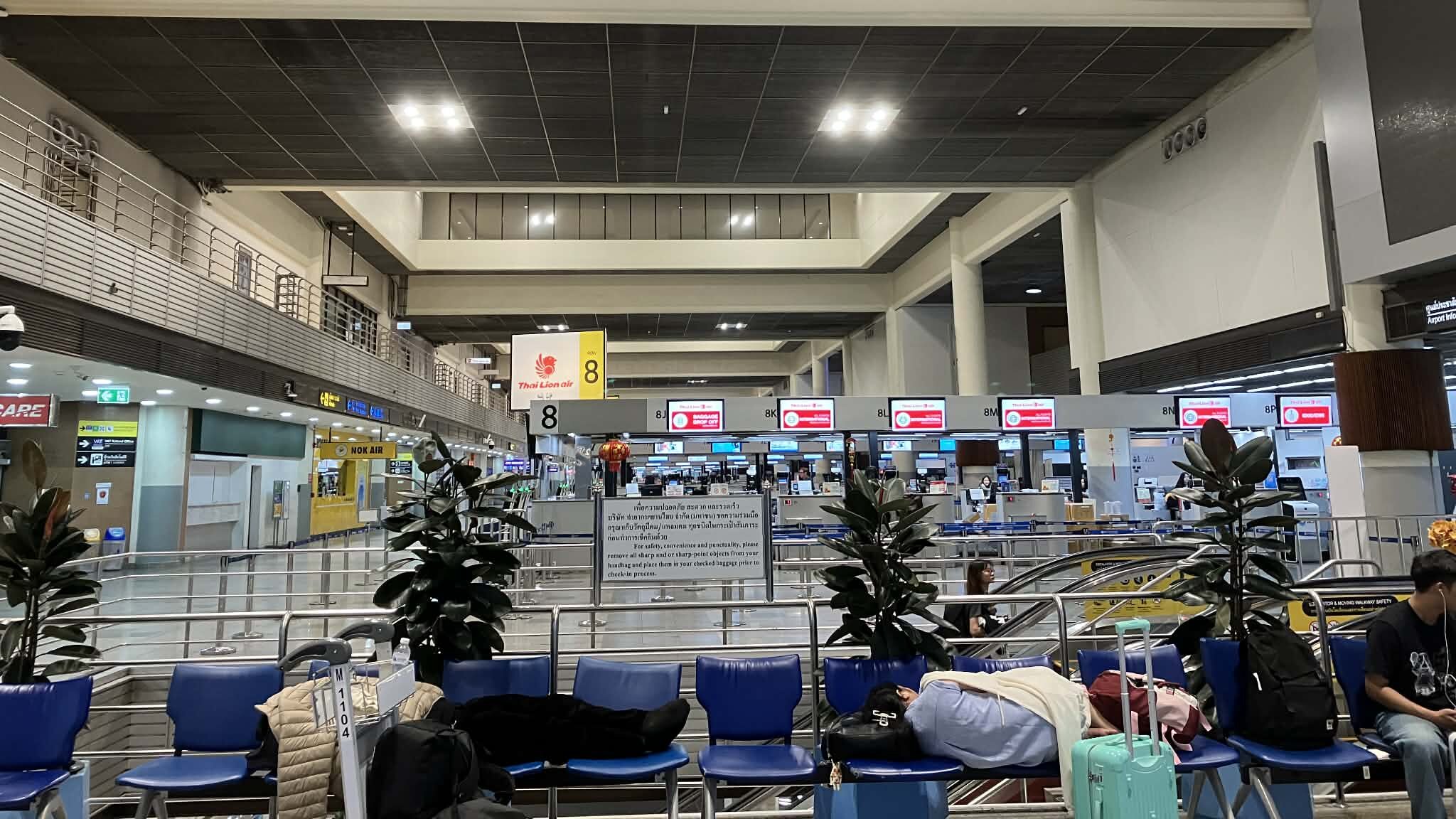 ドンムアン空港 深夜ベンチで休む利用者