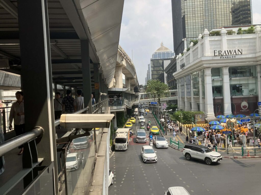 エラワン前のスカイウォークと地上の車列