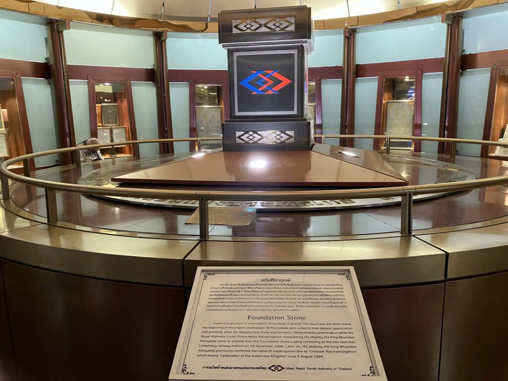 フアランポーン駅のMRT接続部に設置された地下鉄建設時の礎石と記念展示スペース 