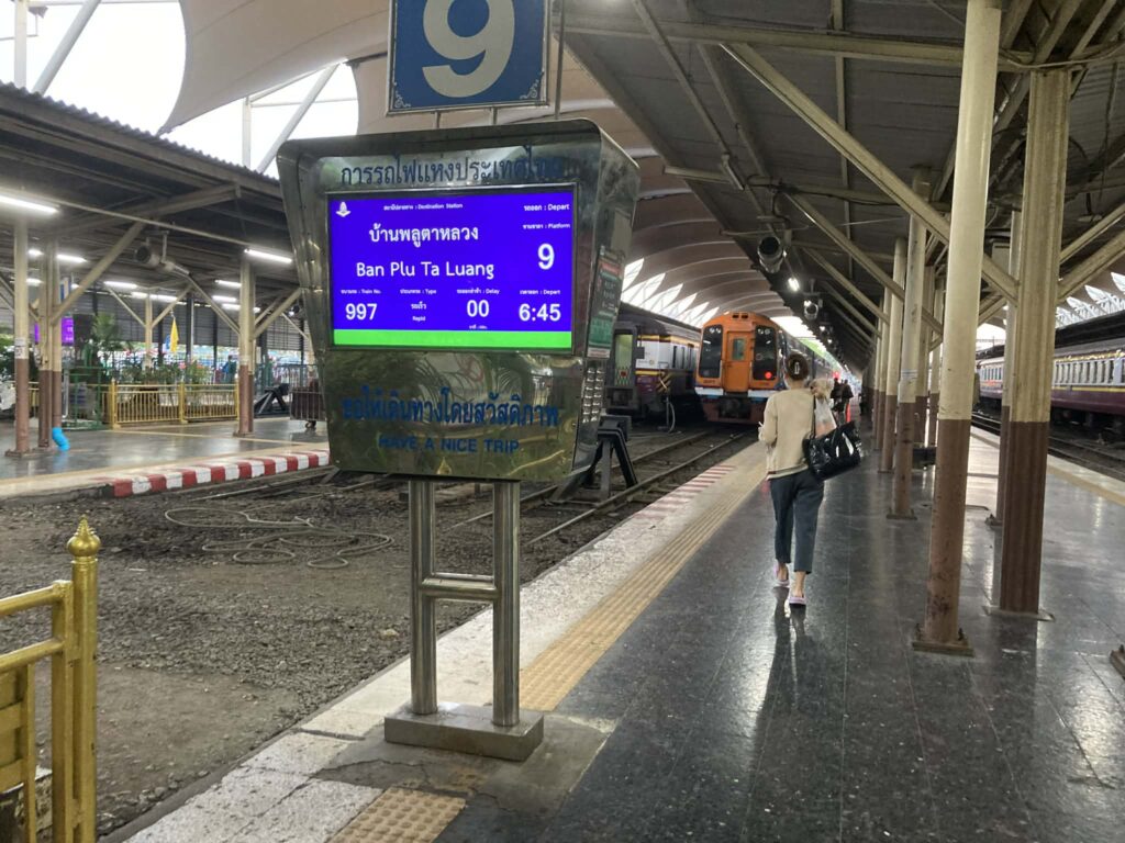 フアランポーン駅ホームの出発案内板と列車