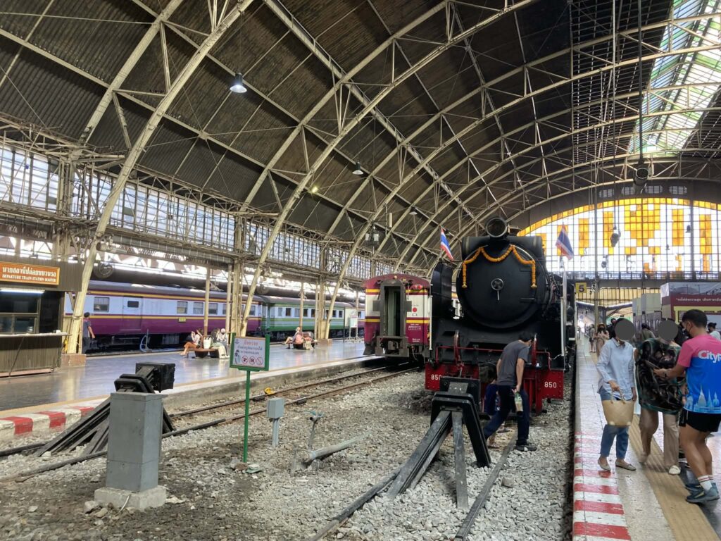 フアランポーン駅のアーチ屋根とホーム全景