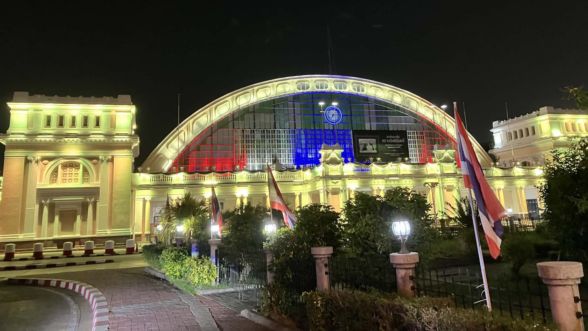 夜のフアランポーン駅正面。庭園越しに見えるドーム屋根とライトアップ