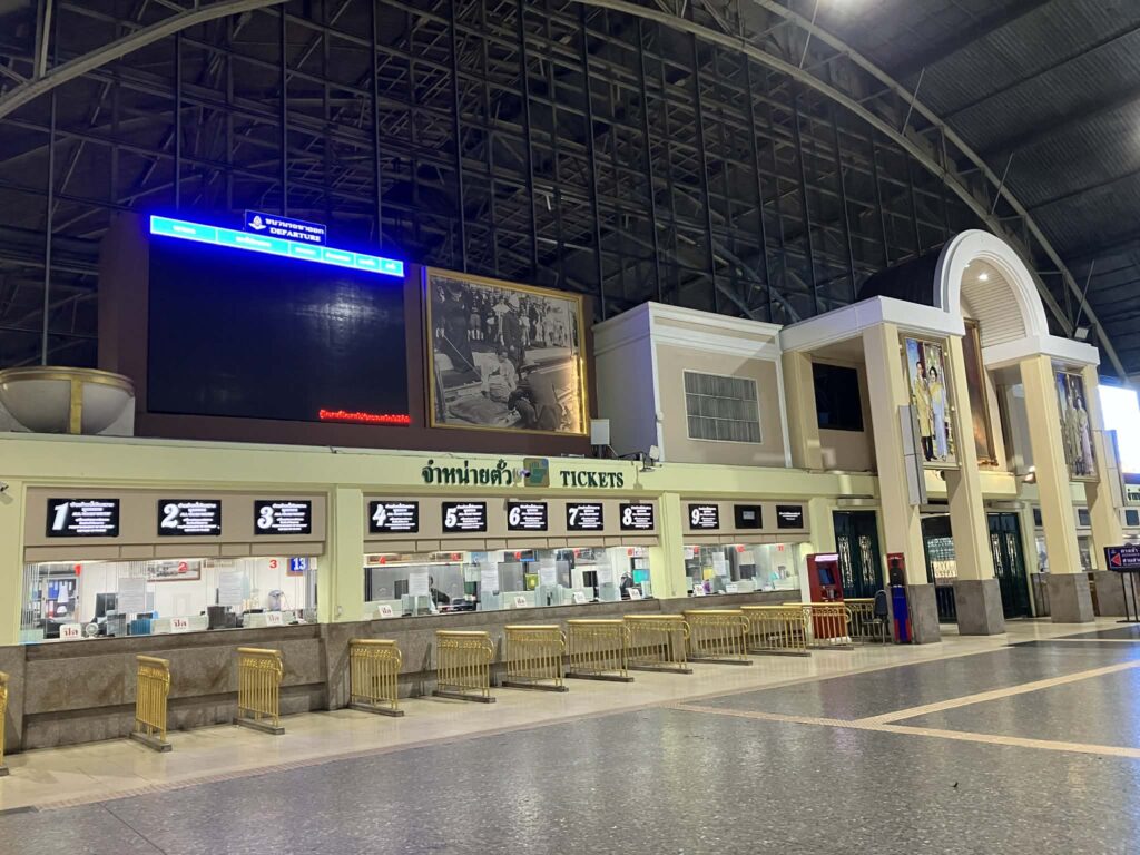 フアランポーン駅の国鉄チケットカウンター