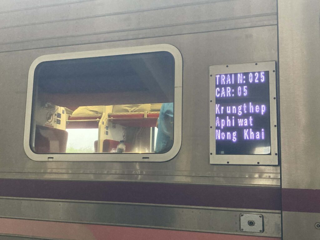 列車側面に表示されたKrung Thep Aphiwatの行先表示