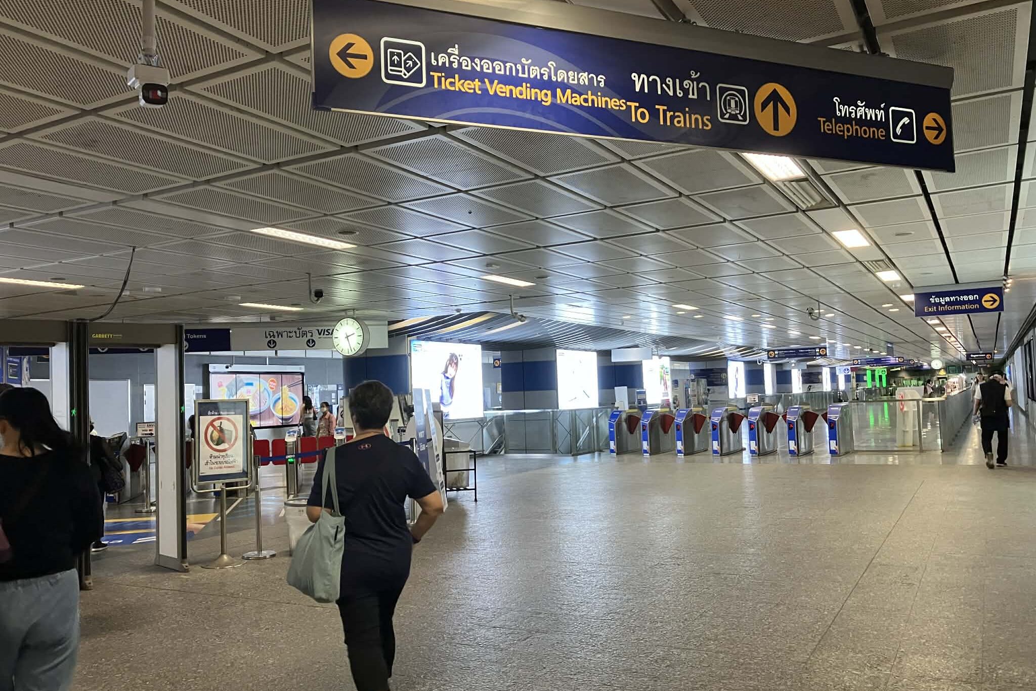 バンコクMRTシーロム駅の改札前コンコース