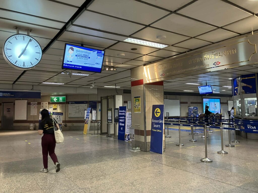 MRTフアランポーン駅の改札前コンコースとチケットオフィス