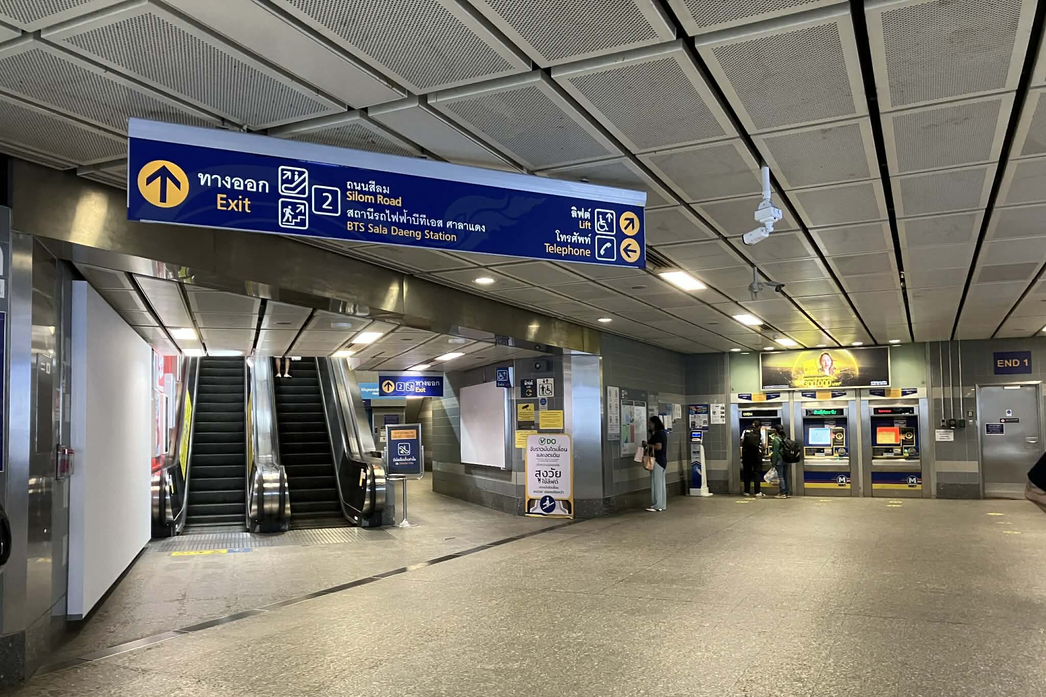 MRTシーロム駅の改札フロアとBTS方面への案内表示