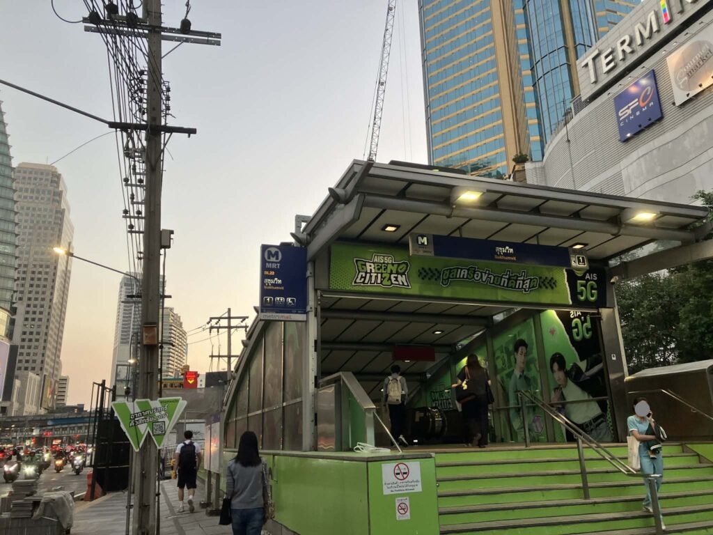 MRTスクンビット駅の入口と駅名表示