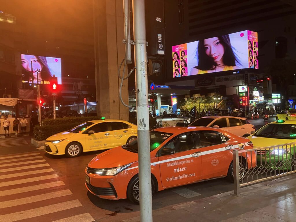 ナナ交差点の大型LEDビジョンと夜の交通