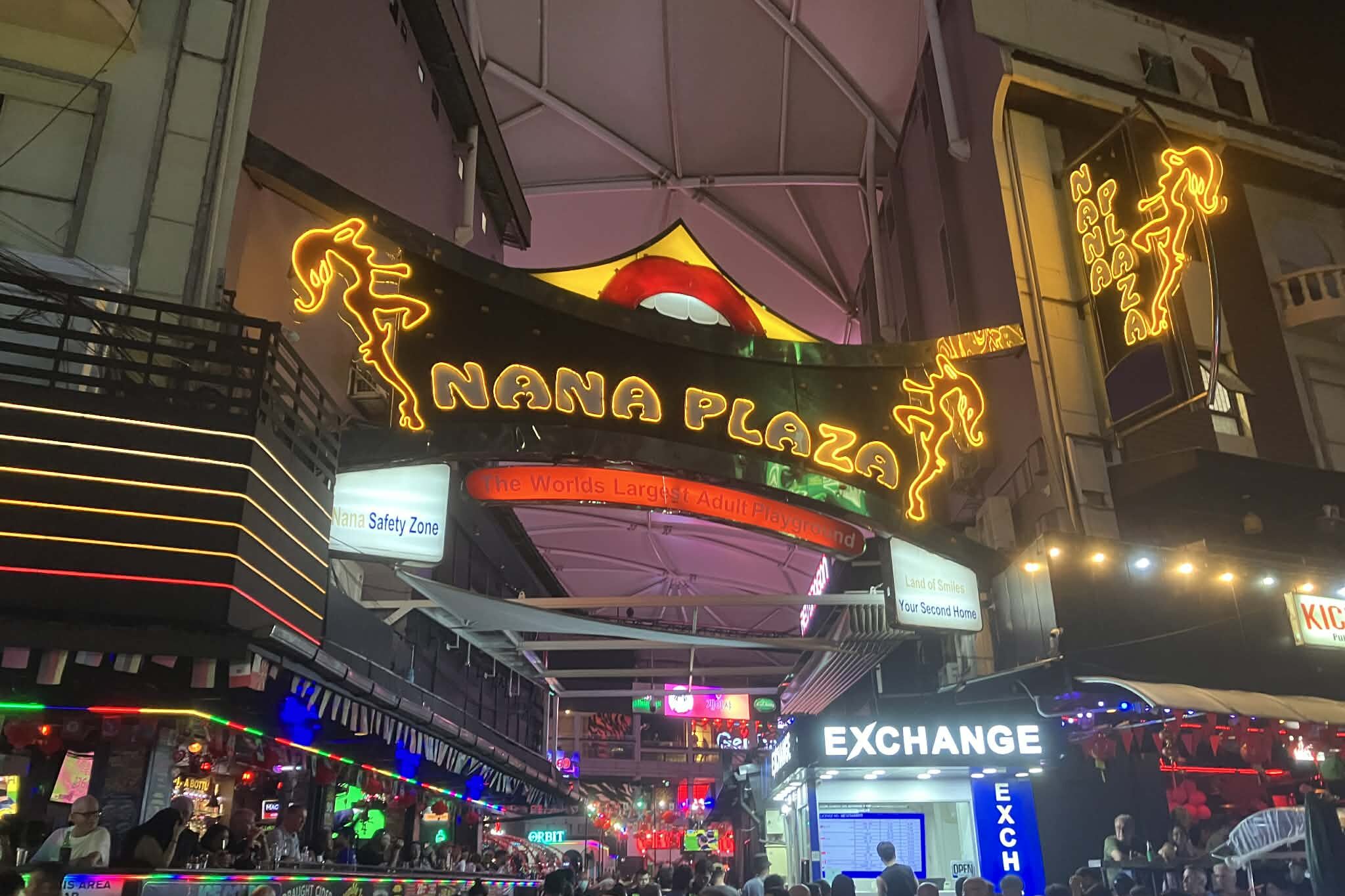 ナナプラザ入口のネオンサイン