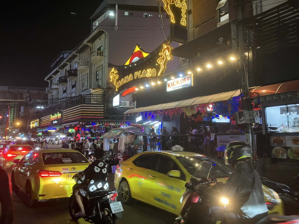 ナナプラザ外観を横から見た夜景