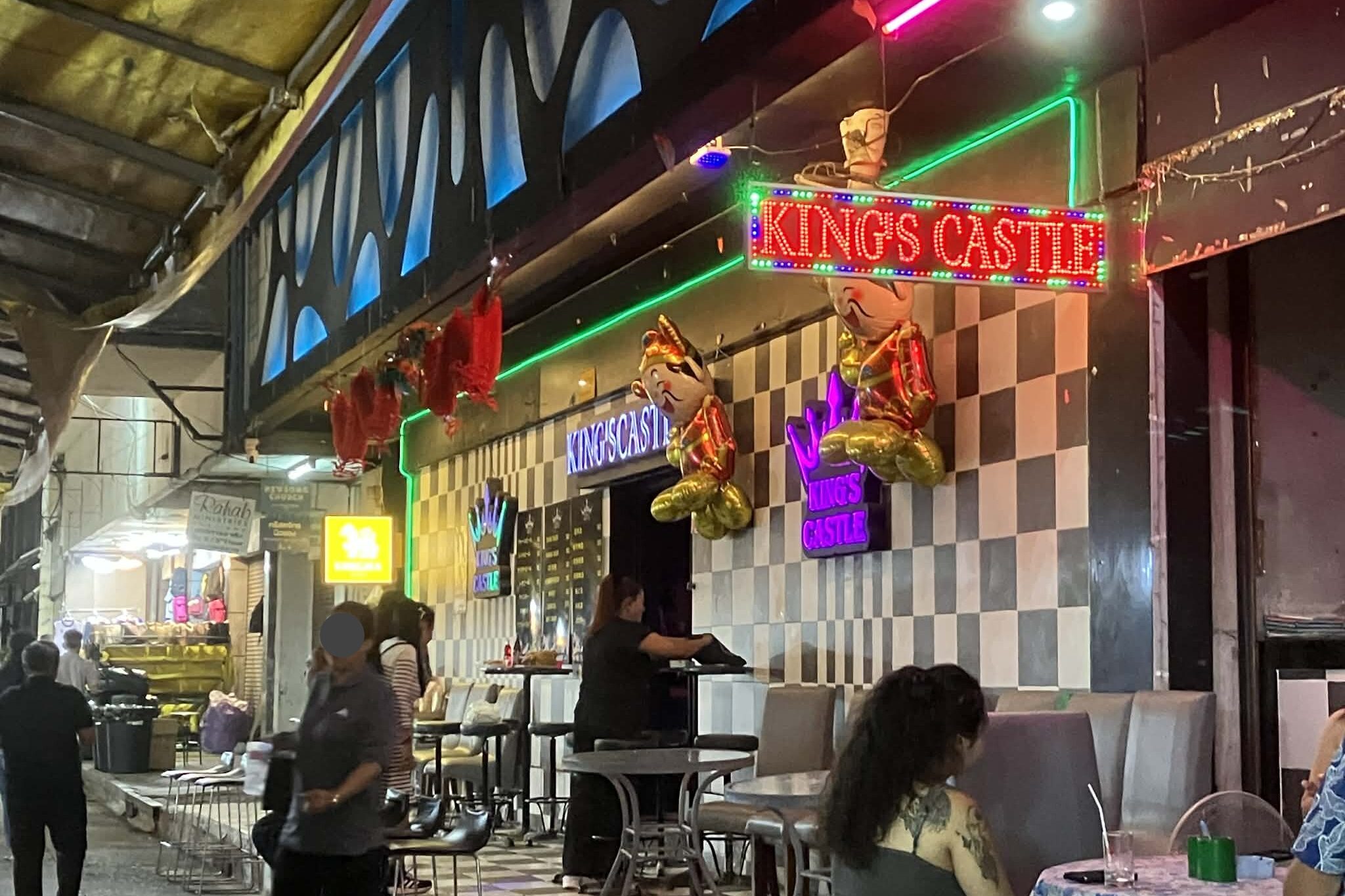 パッポンのバー外観と通りの雰囲気