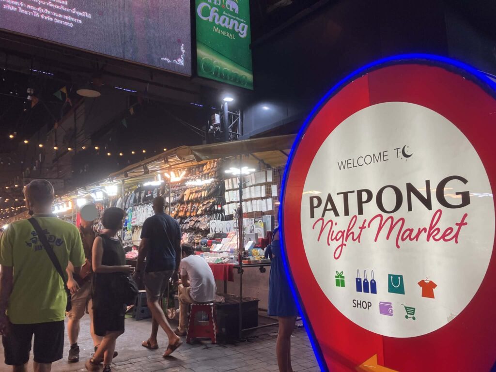 夜のパッポン・ナイトマーケット入口と観光客