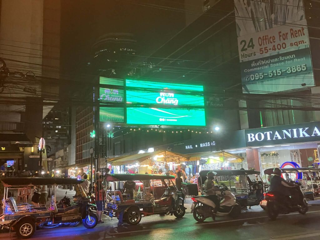 スラウォン通り側から入るパッポン周辺の夜の様子