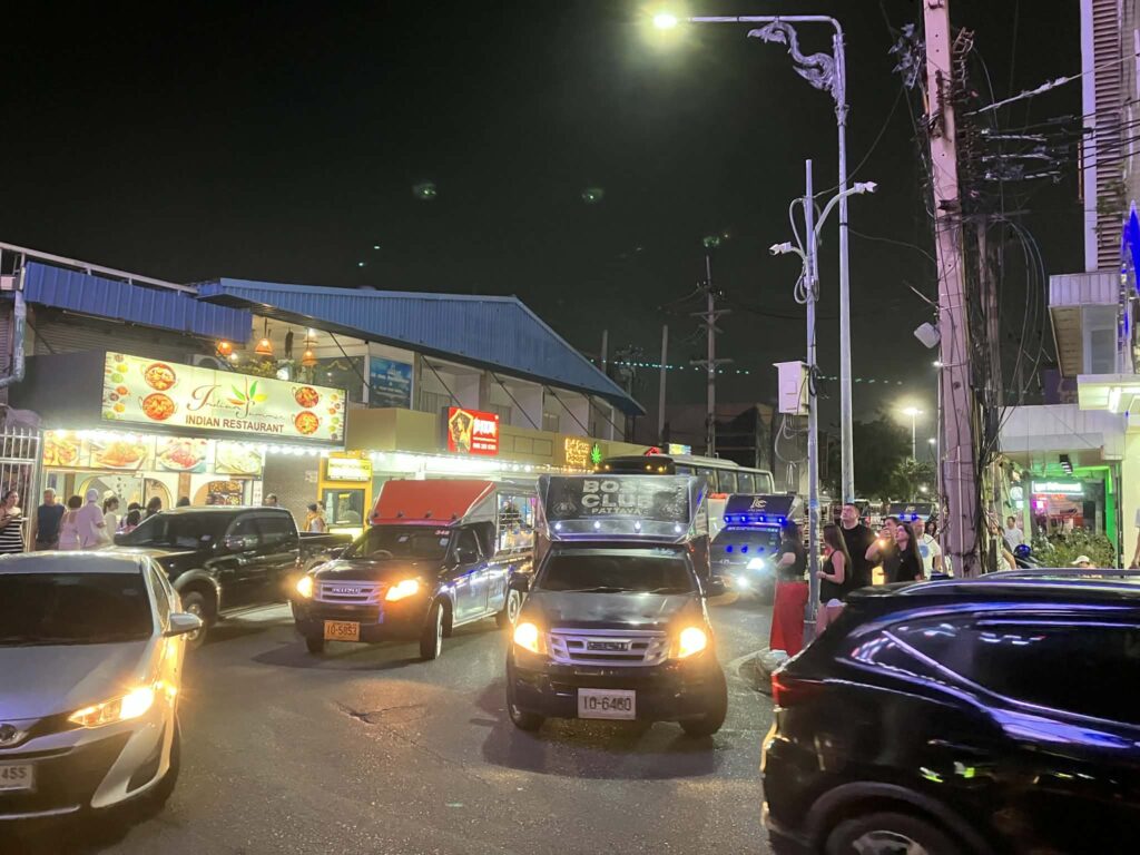 夜のビーチロードで渋滞するソンテウと車両(ウォーキングストリート手前)