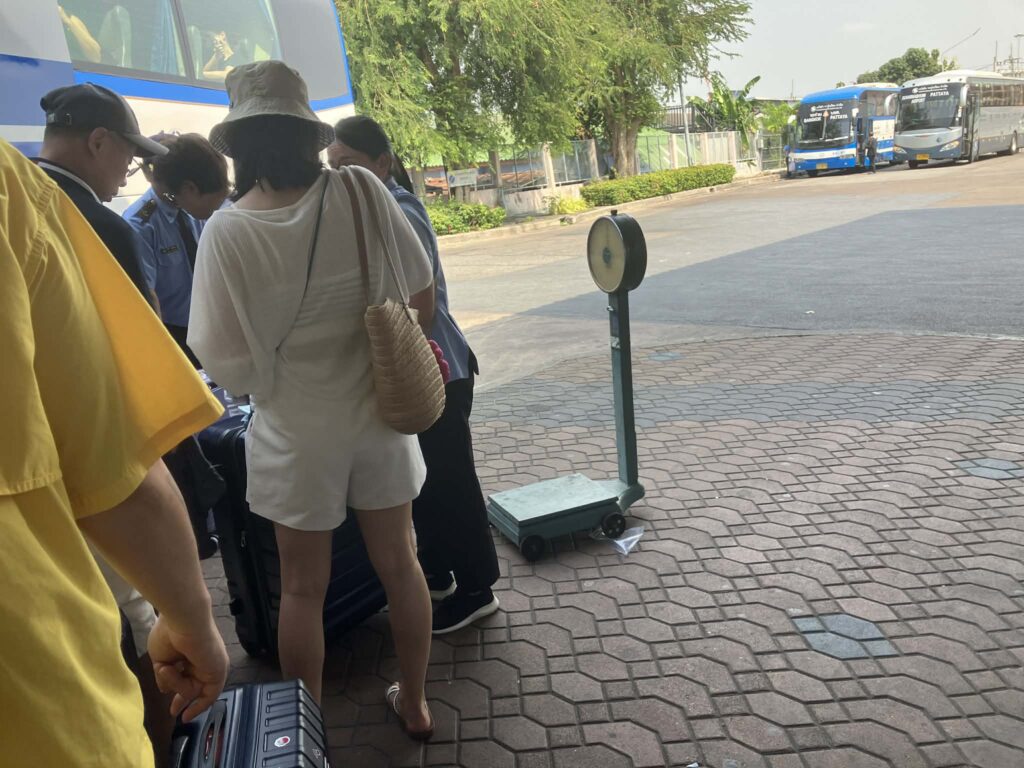 パタヤ発エカマイ行きバスの荷物重量計