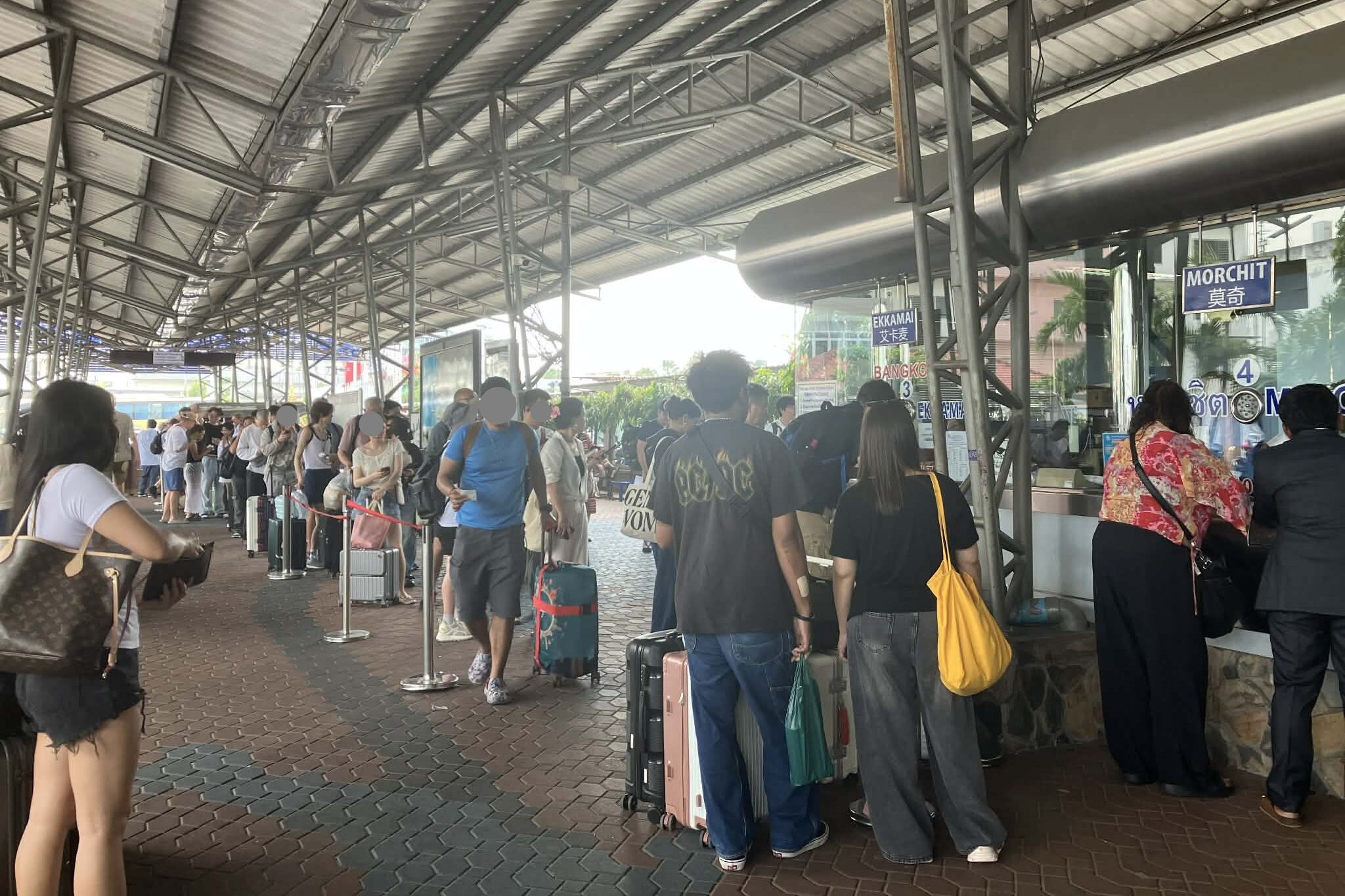 旧正月期間中のパタヤ北バスターミナルのバス購入列