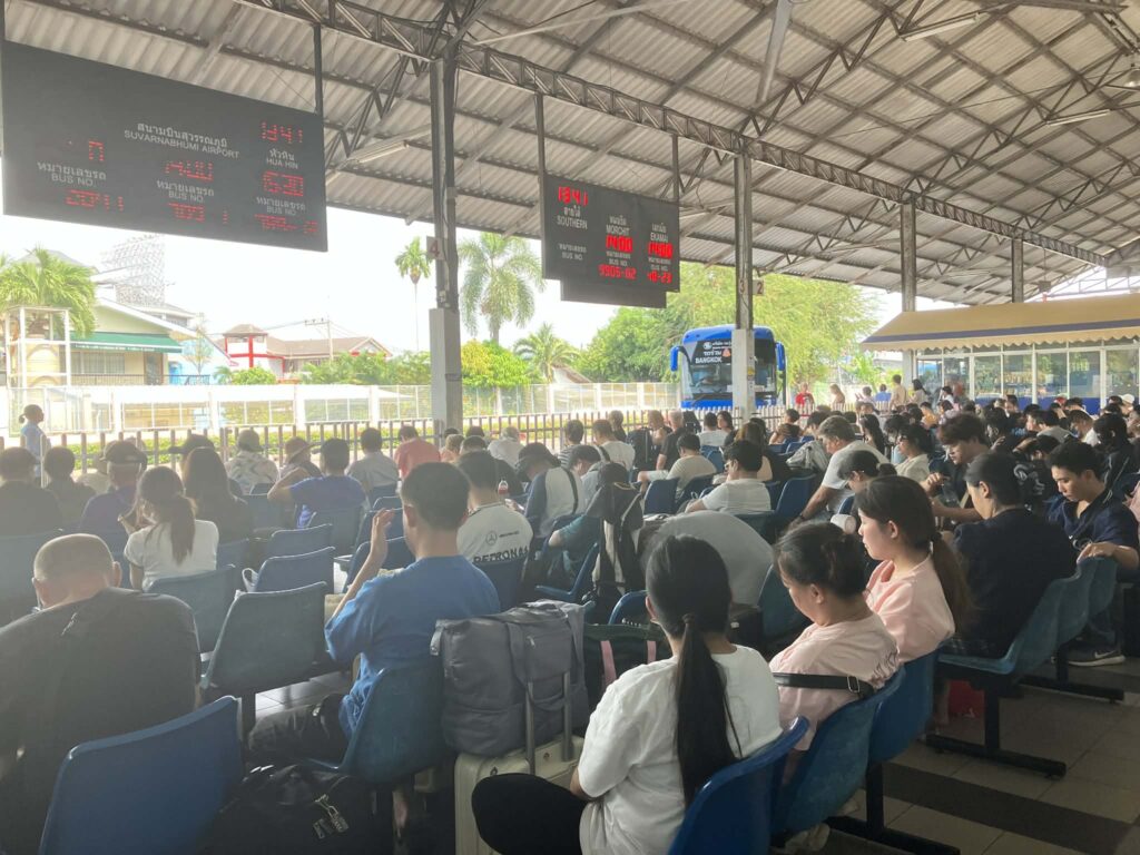 エカマイ行き表示が出るパタヤ北バスターミナル掲示板