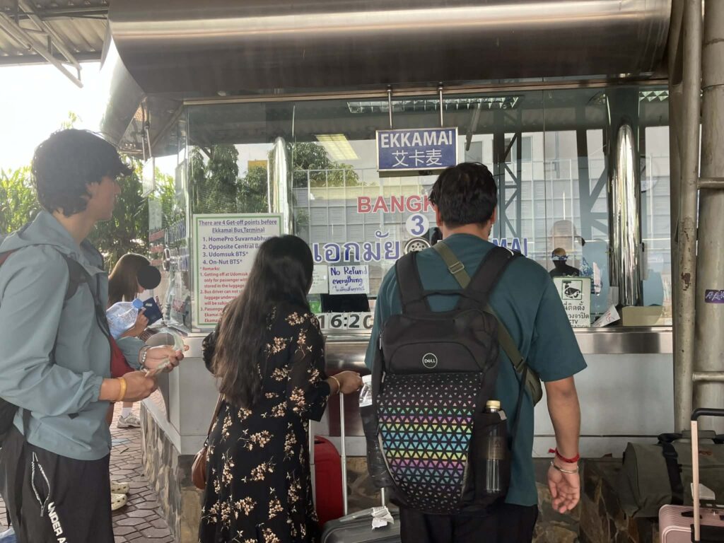 パタヤ北バスターミナルのエカマイ行きチケット販売窓口