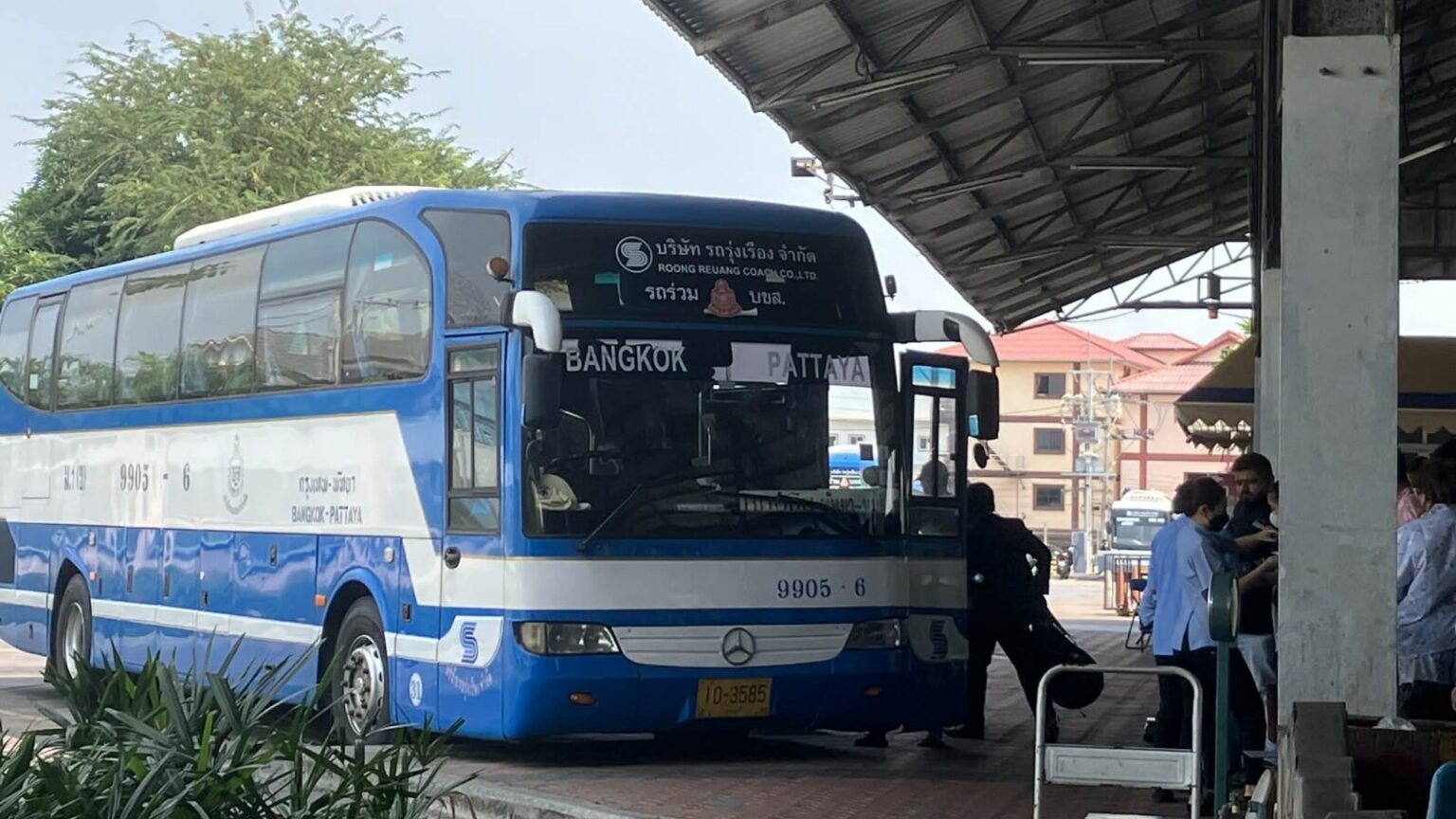 パタヤ発エカマイ行きRoong Reuang Coachのバス車両