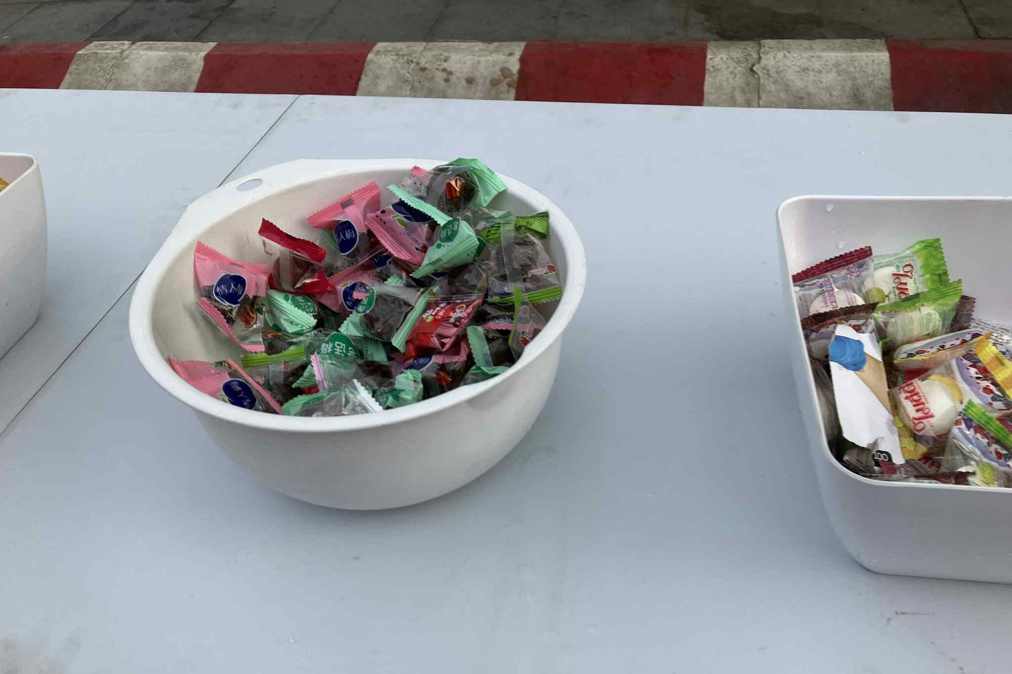 パタヤマラソンのエイドステーションで配られるキャンディ