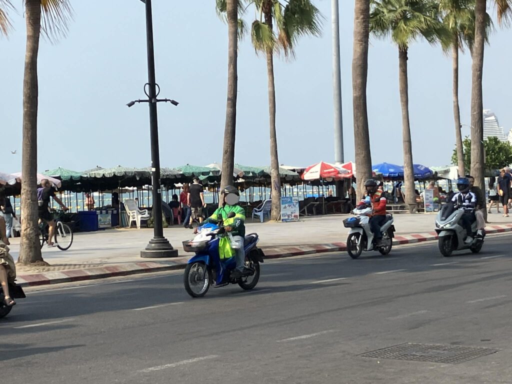 パタヤのビーチロードを走るバイクの交通風景