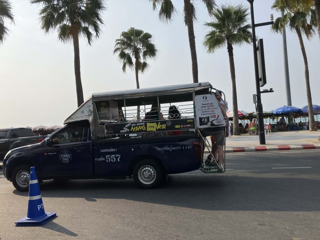 パタヤのビーチロードを走行するソンテウ