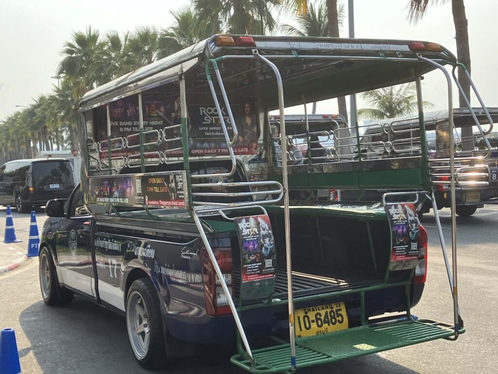 パタヤで使われている乗合交通ソンテウの車両後方