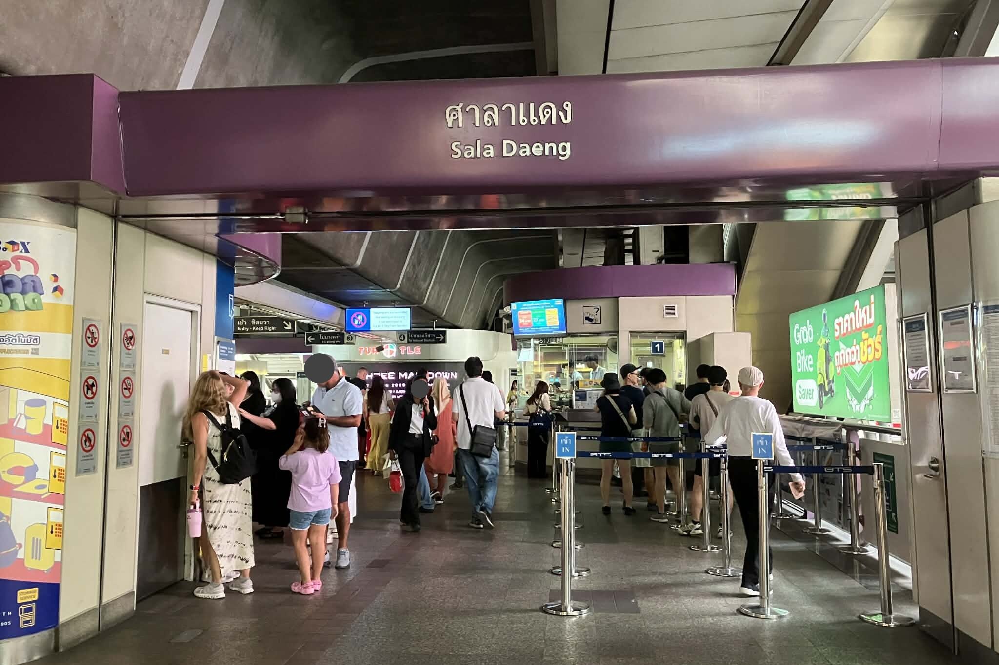 夕方のBTSサラデーン駅改札付近の混雑状況