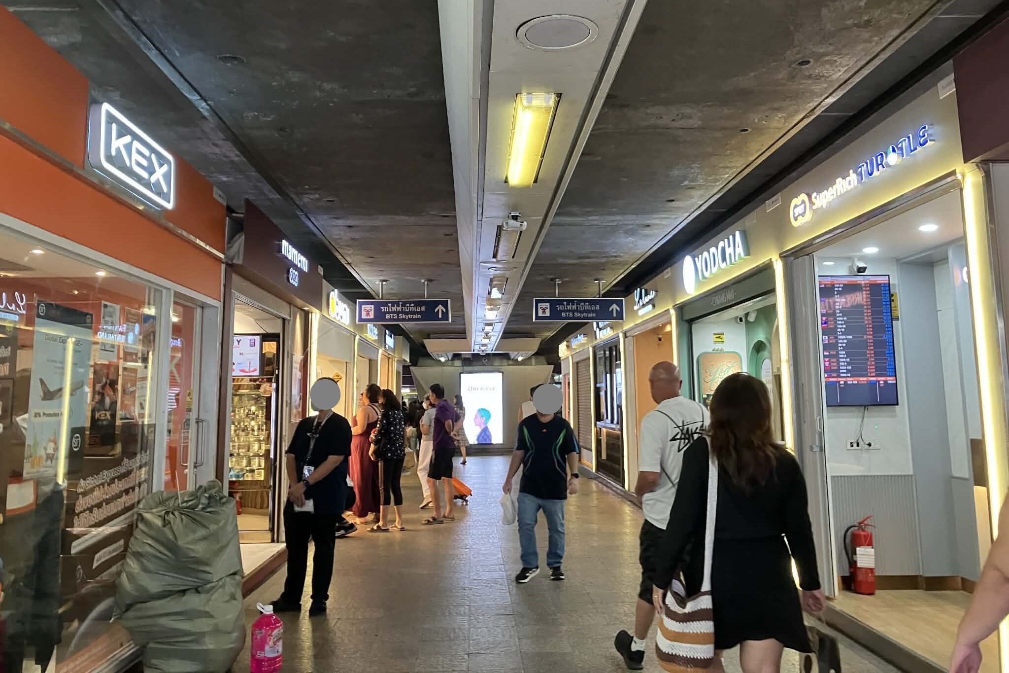 MRTシーロム駅からBTSサラデーン駅へ向かう直結通路