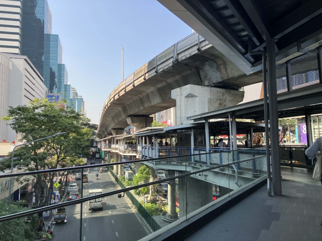 MRTシーロム駅からBTSサラデーン駅へ直結するスカイウォーク