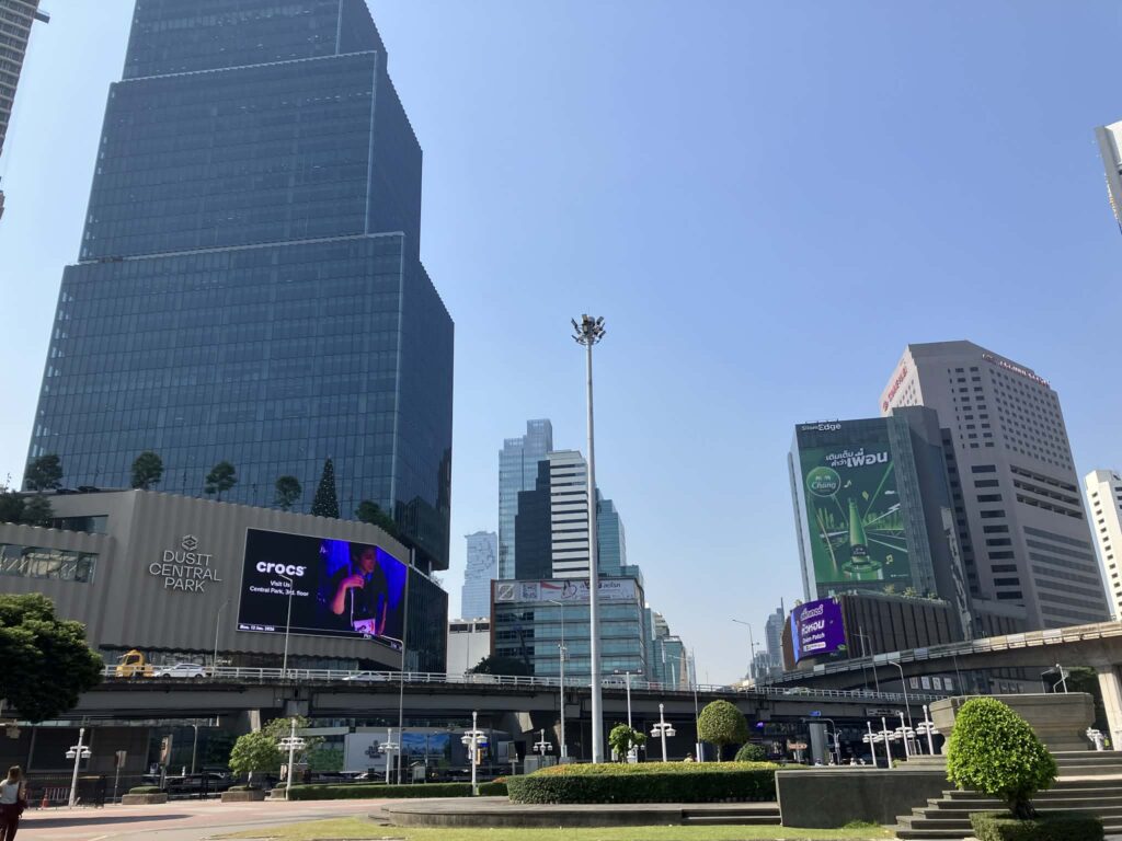 ルンピニー公園入口付近から見たサラデーン方面の高層ビル群