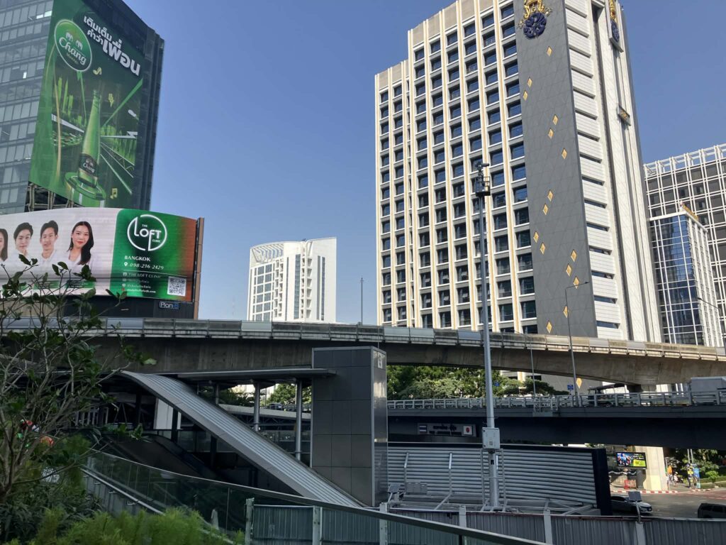 BTSサラデーン駅周辺に広がるシーロムのビジネス街と高架道路