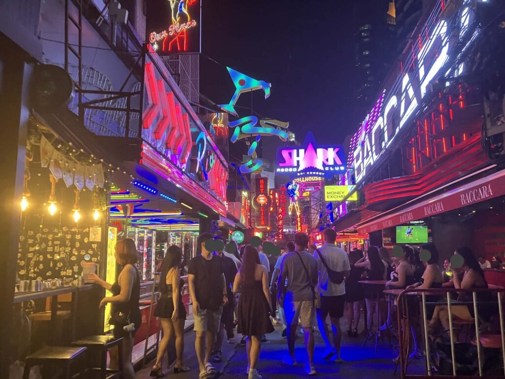 ソイカウボーイの夜の通りとネオン看板バカラ