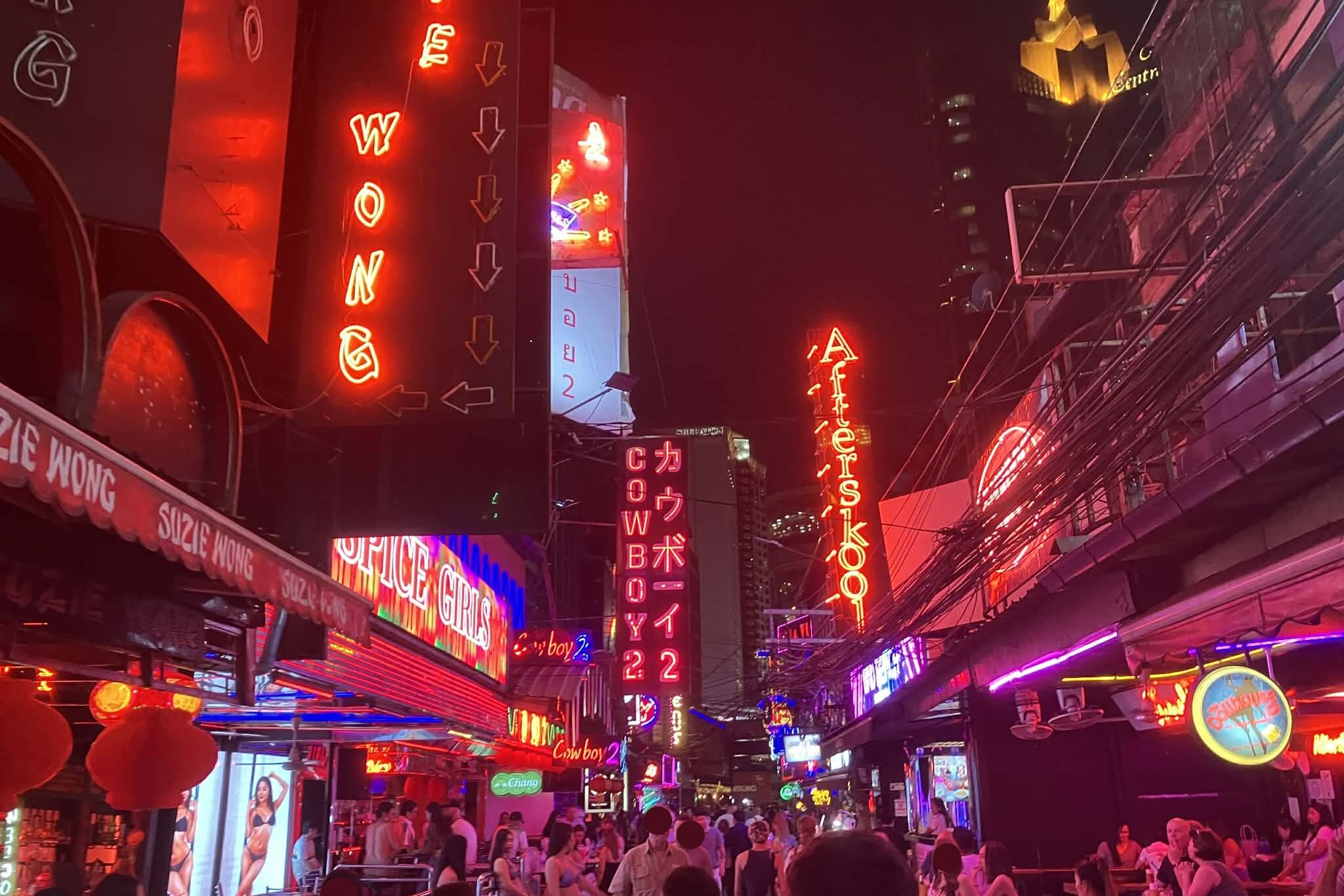 ソイカウボーイのCOWBOY2赤い縦ネオン