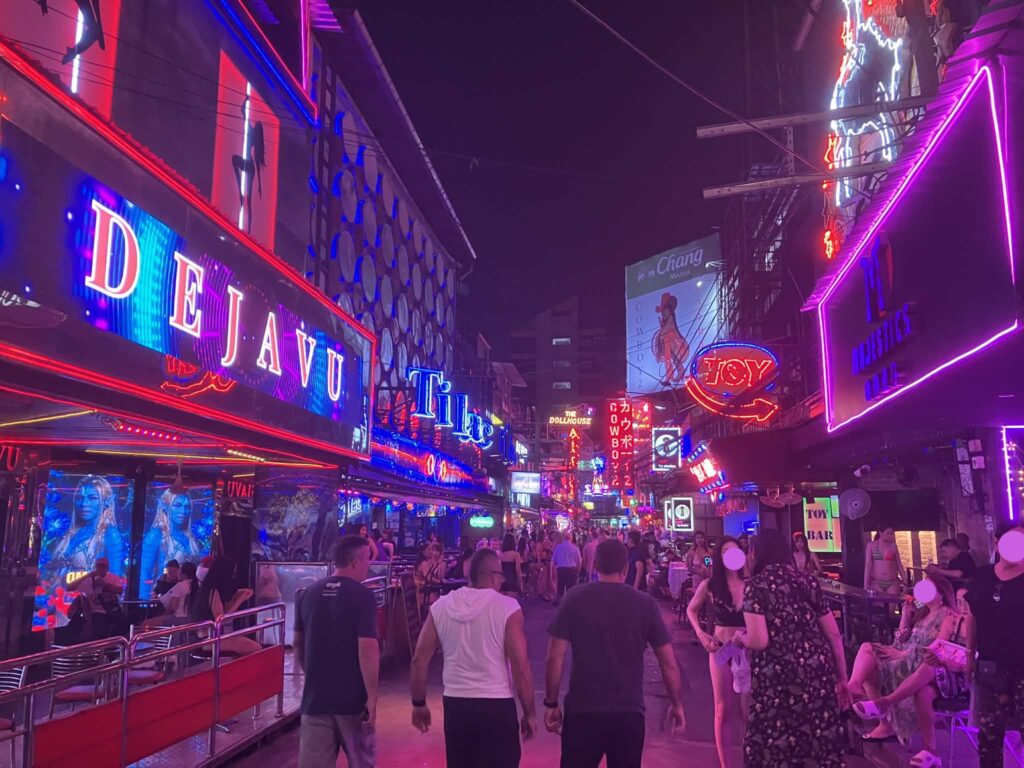 ソイカウボーイのDEJAVUやTOYのネオン看板