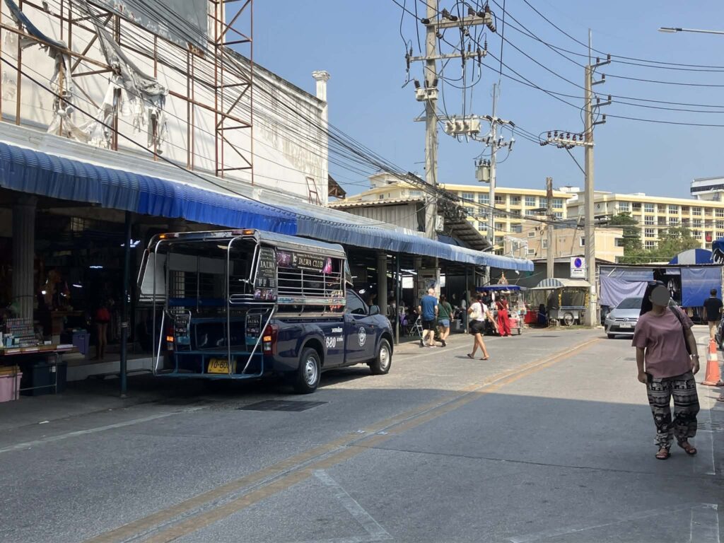 ソイブッカオ方面を走るソンテウの出発点