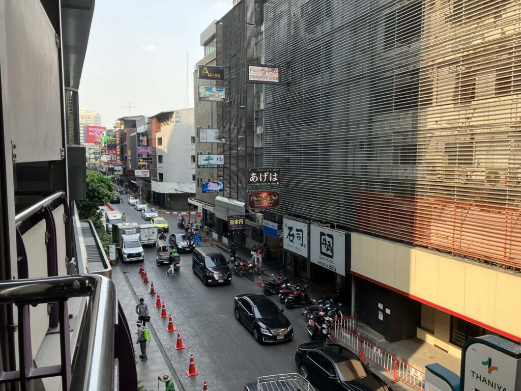 昼間のタニヤ通りと周辺ビル