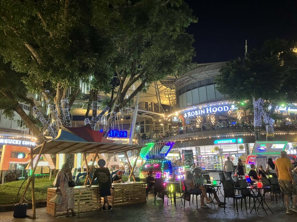 夜のThe Avenue Pattaya外観とナイトマーケット周辺