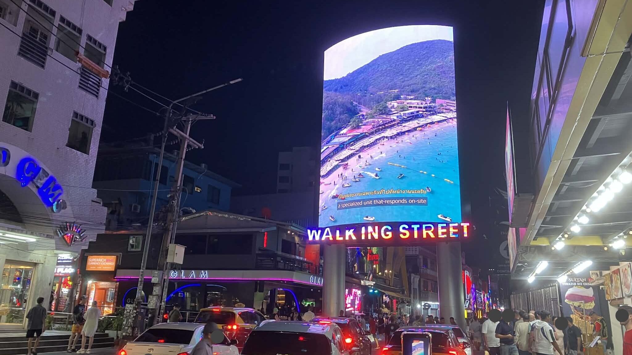 夜のパタヤ・ウォーキングストリート入口。完成した3D LEDゲートの下で観光客が立ち止まり写真を撮る様子