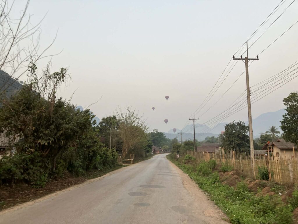 バンビエン郊外の朝の道路 自転車ルートの様子