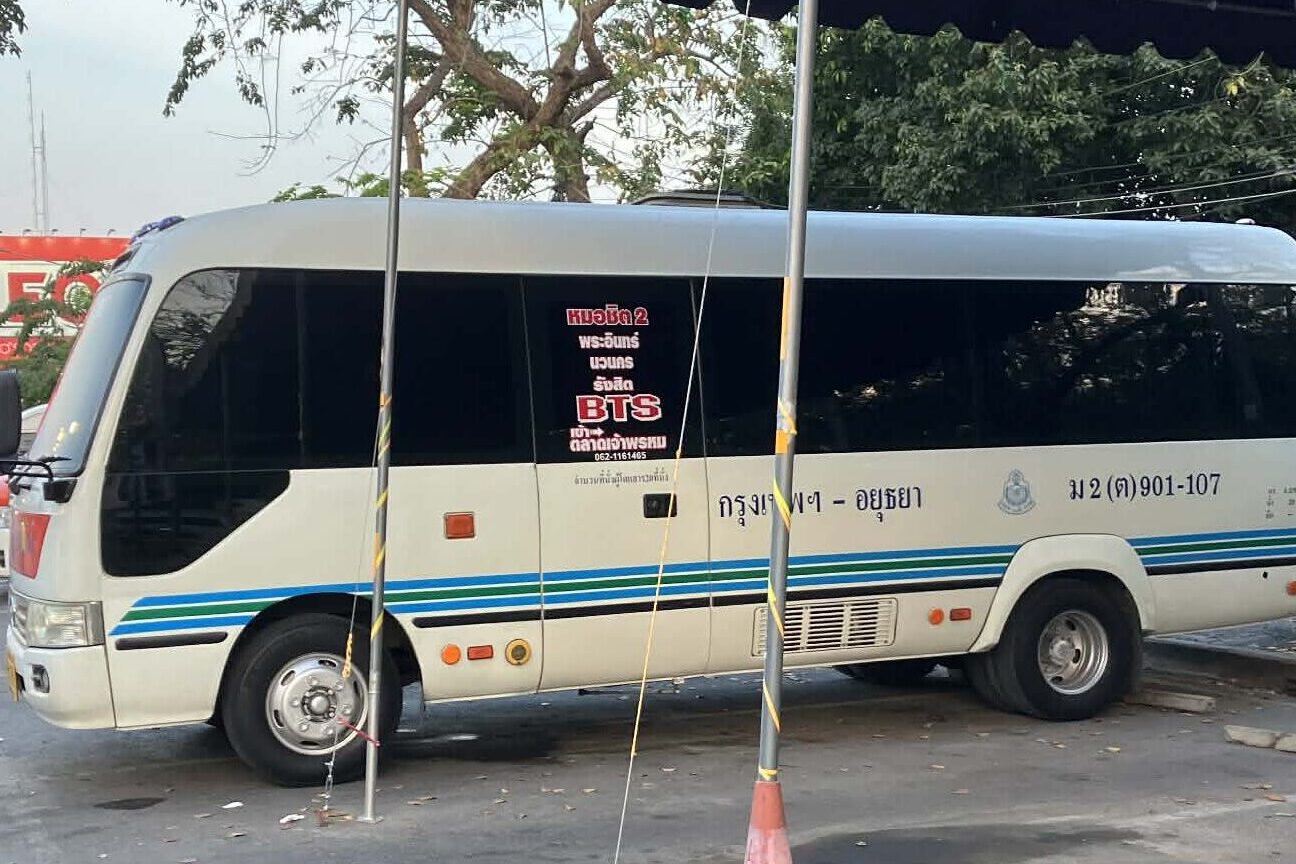 アユタヤ行きミニバン(ロットゥー)路線901の車両