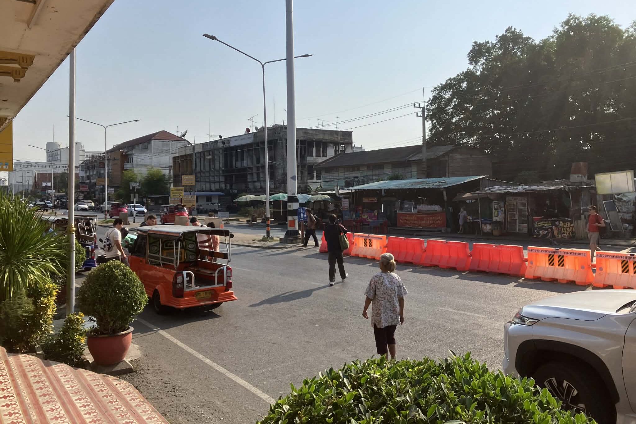 アユタヤ駅前で待機するトゥクトゥク