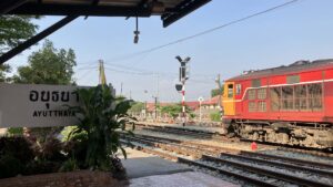 アユタヤ駅に停車するタイ国鉄の列車