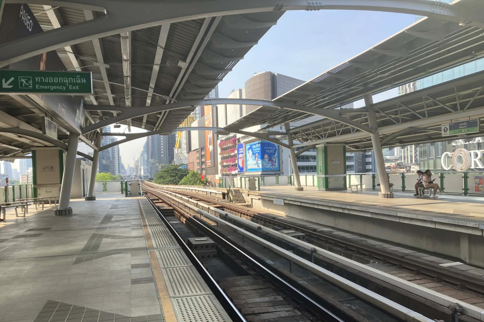 バンコクのBTS駅プラットホームからみるバンコク都心のスカイライン