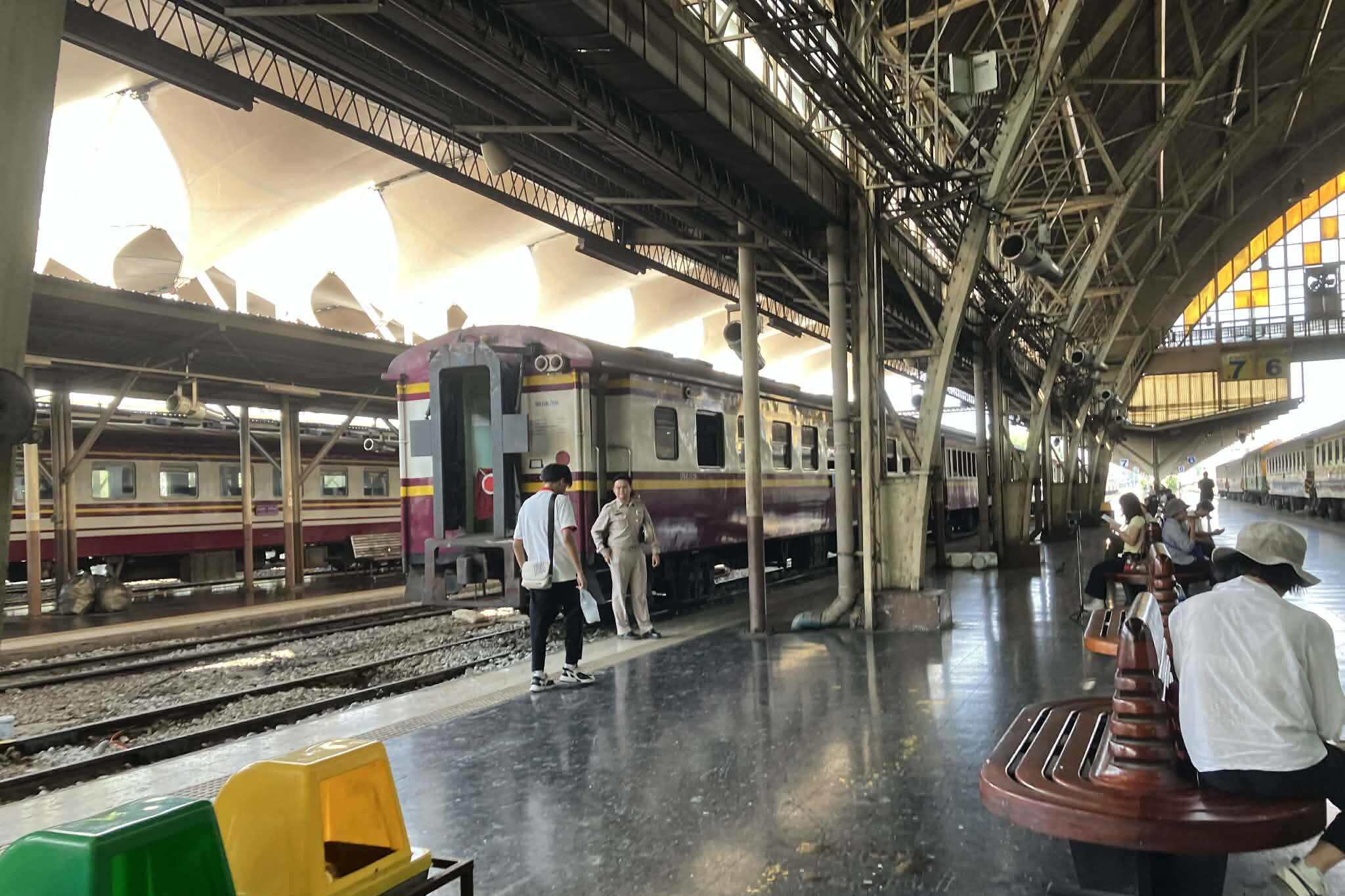 バンコク・フアランポーン駅のホームと停車中の列車