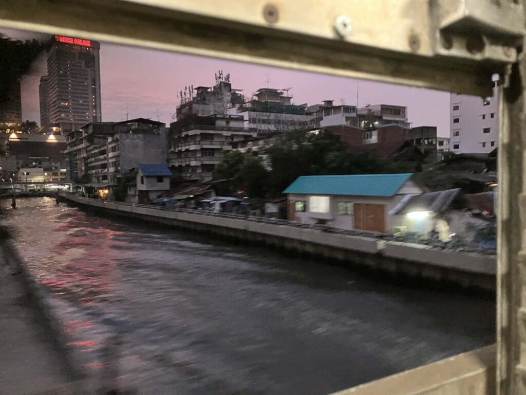 タイ国鉄列車から見た夕暮れのバンコク市街